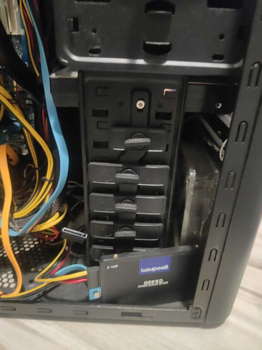 Komputer stacjonarny z monitorem lub bez