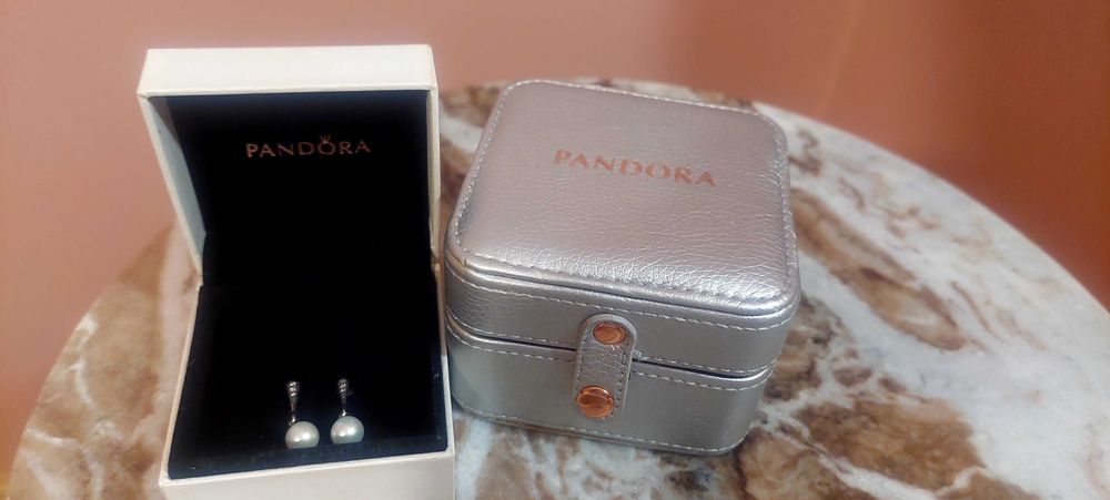 Brincos pandora com madreperola e zirconias