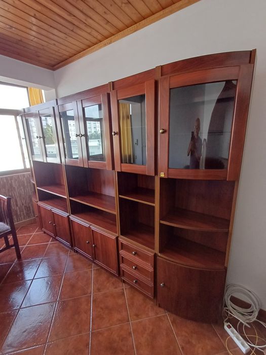 Móvel e mesa sala com cadeiras