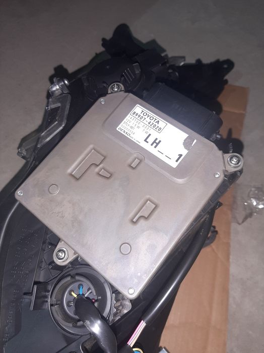 Фари Toyota Rav 4.