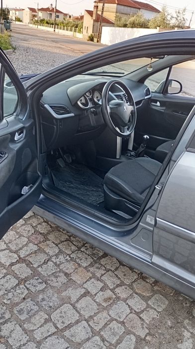 Peugeot 207 motor 1.6 HDI. Tem 150.000 quilómetros reais