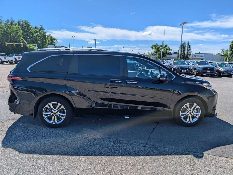 Toyota Sienna Platinum 7-Passenger      2023