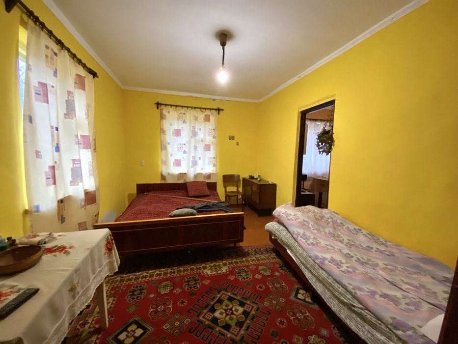 Продаж будинку з великою ділянкою