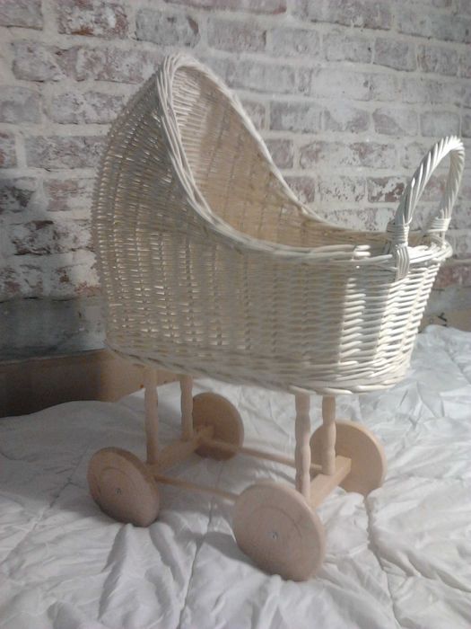 Коляска для ляльок з лози.