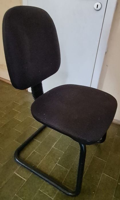 Cadeira marca "Levira " tecido cinza