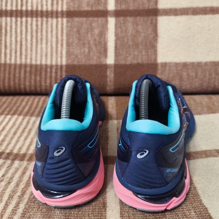Жіночі кросівки asics