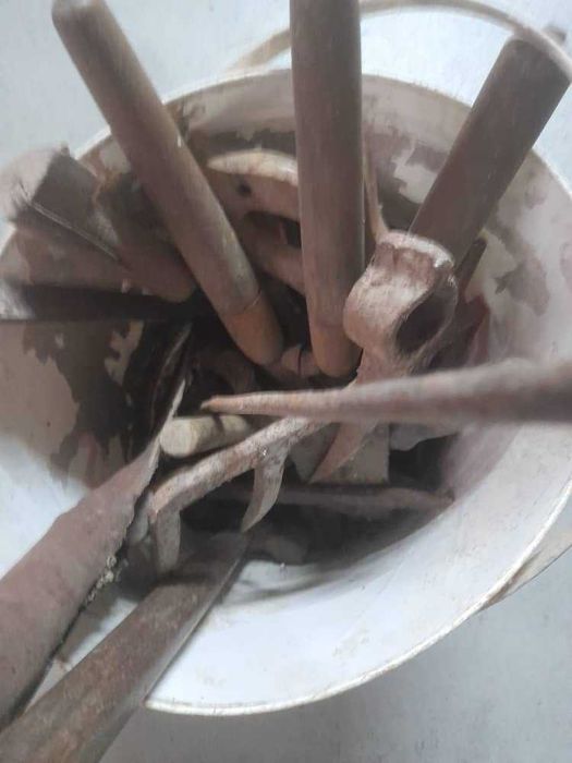 varias ferramentas agrícolas , de ferro fundido