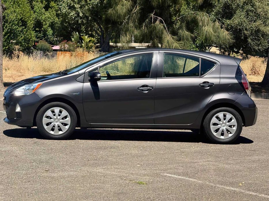 Toyota Prius Four      2014