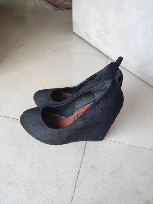 Sapatos salto pretos