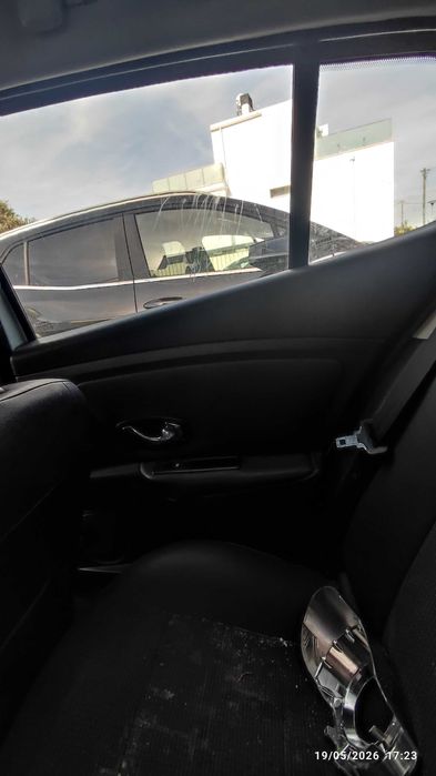 Vende-se carro Batido/ partes (peças) Megane cor Branca 2012