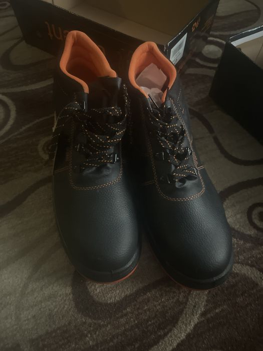 Ботинки з залізною пластиною в носку