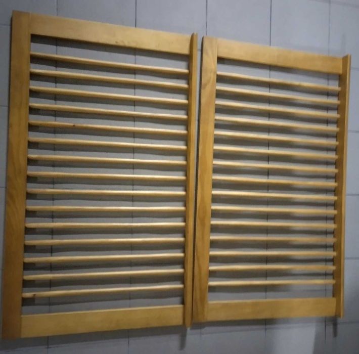 Berço/Cama com grades com estrado e colchão - usado