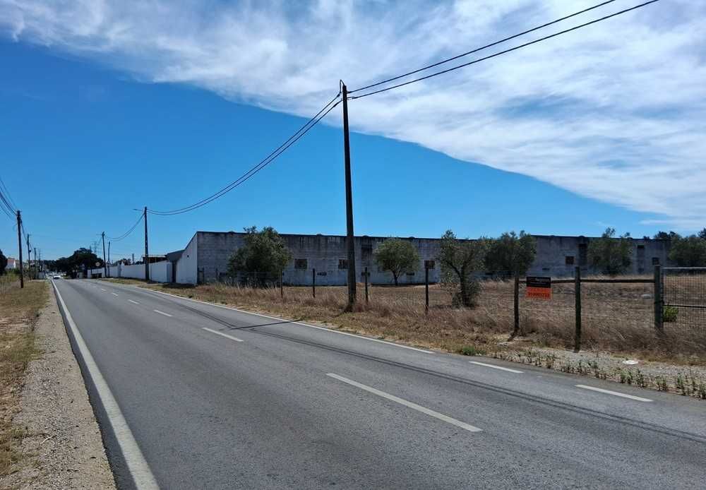 Terreno para atividades industriais, logística e serviços.