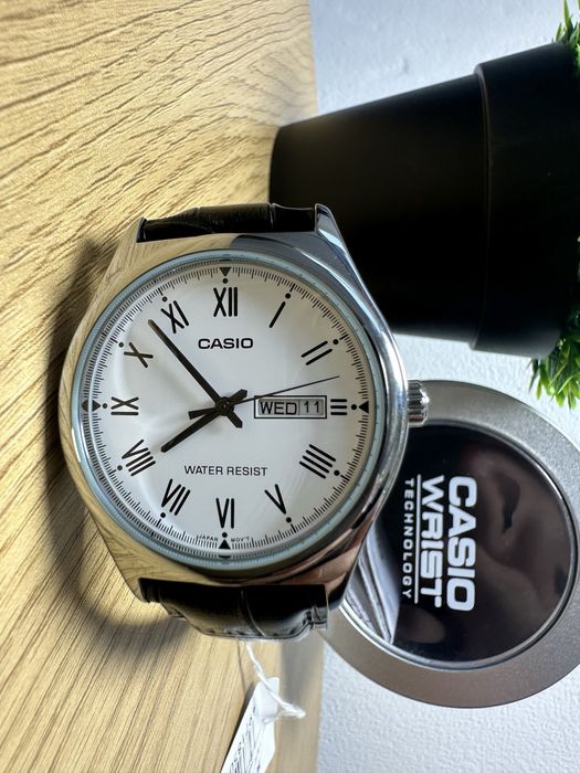 Годинник Casio MTP-V006L нові, білі