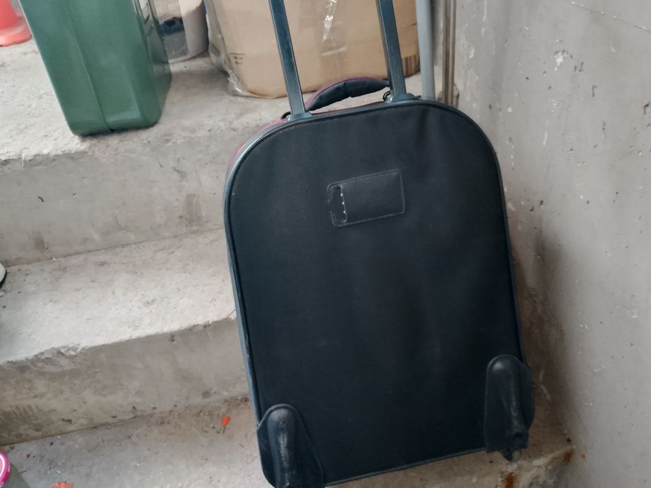 Продам недорого чемодан