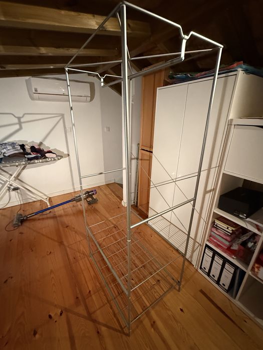 Roupeiro metálico com 2 prateleiras