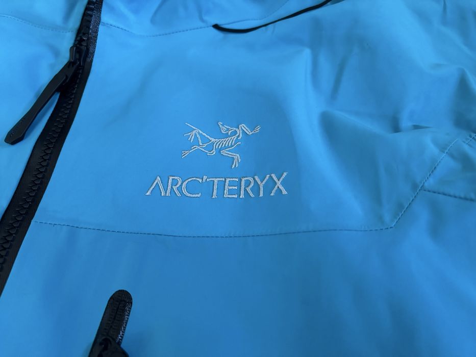 Błękitna kurtka arcteryx