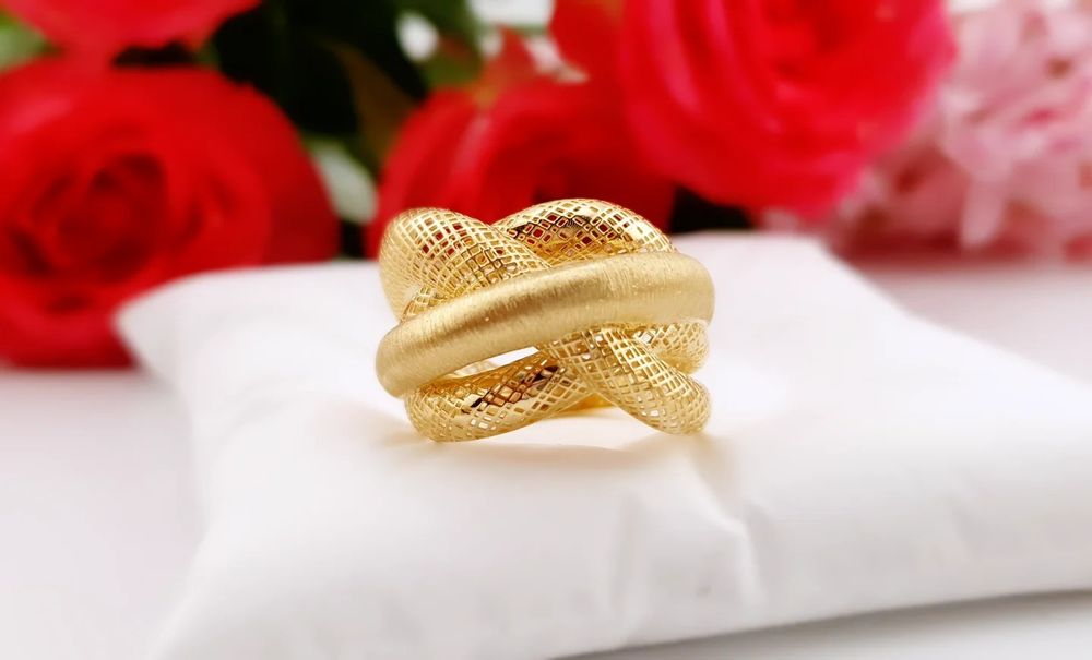 Złoty pierścionek – nowoczesna, przeplatana forma pr. 585. (028a)