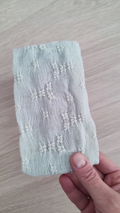 Piękna opaska z podwojną kokardą tłoczone kwiaty mięta 0-12 mc