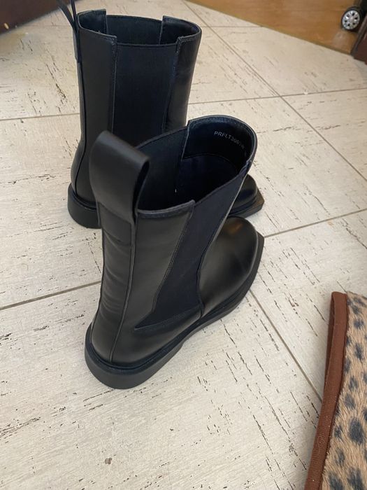 Продам кожаные сапожки новые . Внутри флис , звоните , стильные