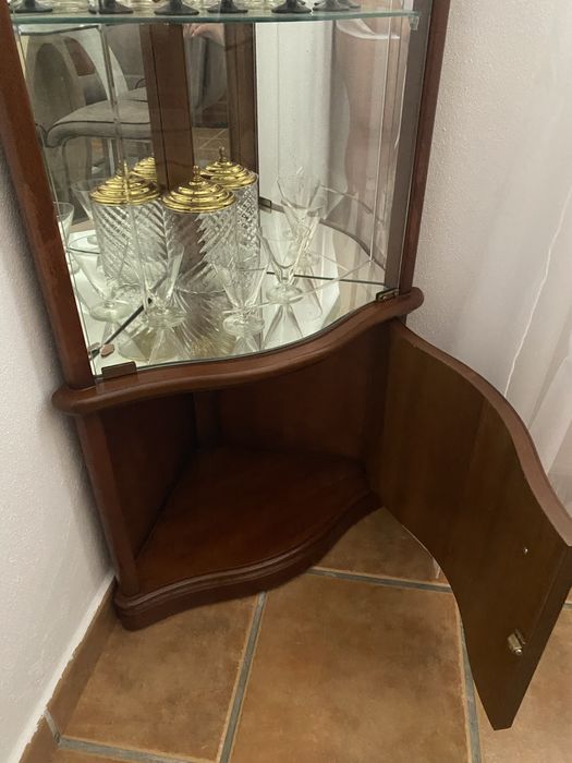 Móvel de esquina para sala ou sala de jantar com louça incluida.