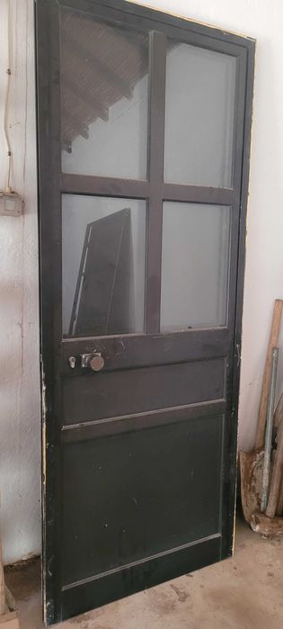 Porta castanha com portada interior