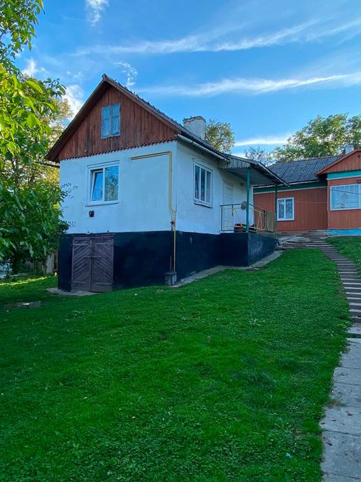 Продається доглянутий будинок разом з Літньою кухнею в с. Сусідовичі
