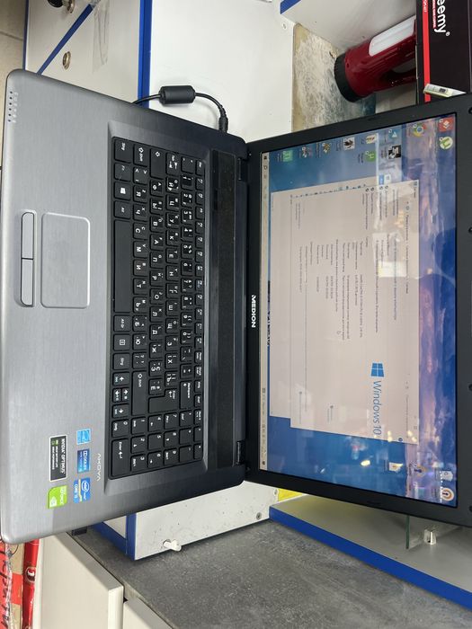 Ноутбук Medion Akoya p7818 17,3 дюймов | Intel Core i3 | 8 ГБ RAM | SSD 120 ГБ + HDD 1 ТБ | NVIDIA GeForce
