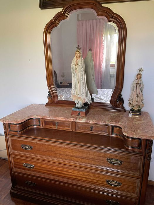 Conjunto de quarto uma cama, colchao, comoda e 2 mesas de cabeceira.