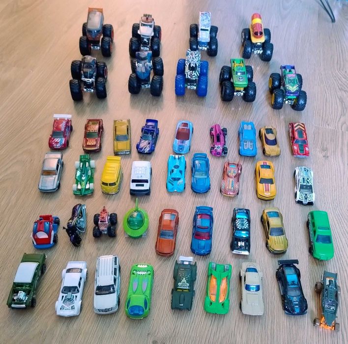 Zestaw modeli samochodzików Hot Wheels oraz Monster Trucks 45sztuk