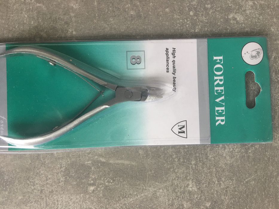 Маникюрные ножницы для кутикулы и кусачки.