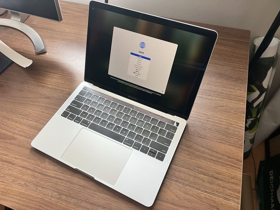 MacBook Pro 13 2019 i5 2.4 GHz 8GB 256GB Touch Bar 4x Thunderbolt
