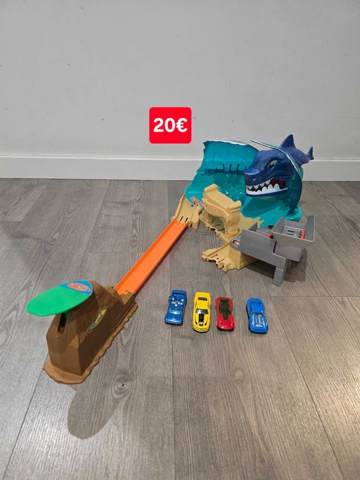 Pista Hotwheels e quatro carrinhos