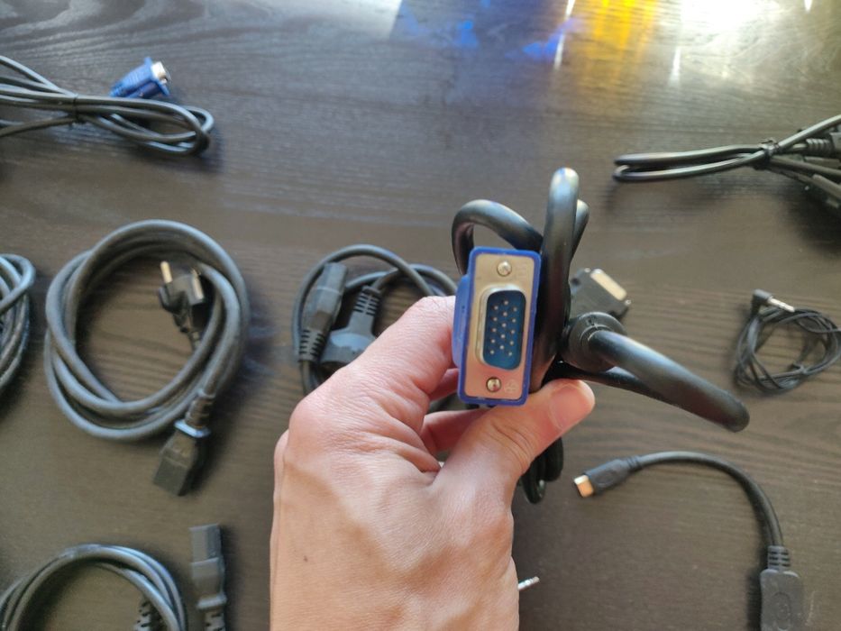 Vários cabos e adaptadores