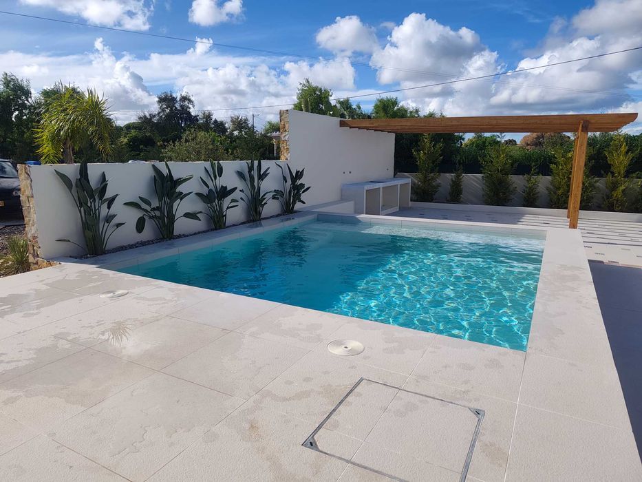 Limpeza e Manutenção de Piscinas / Pool Maintenance & Repairs