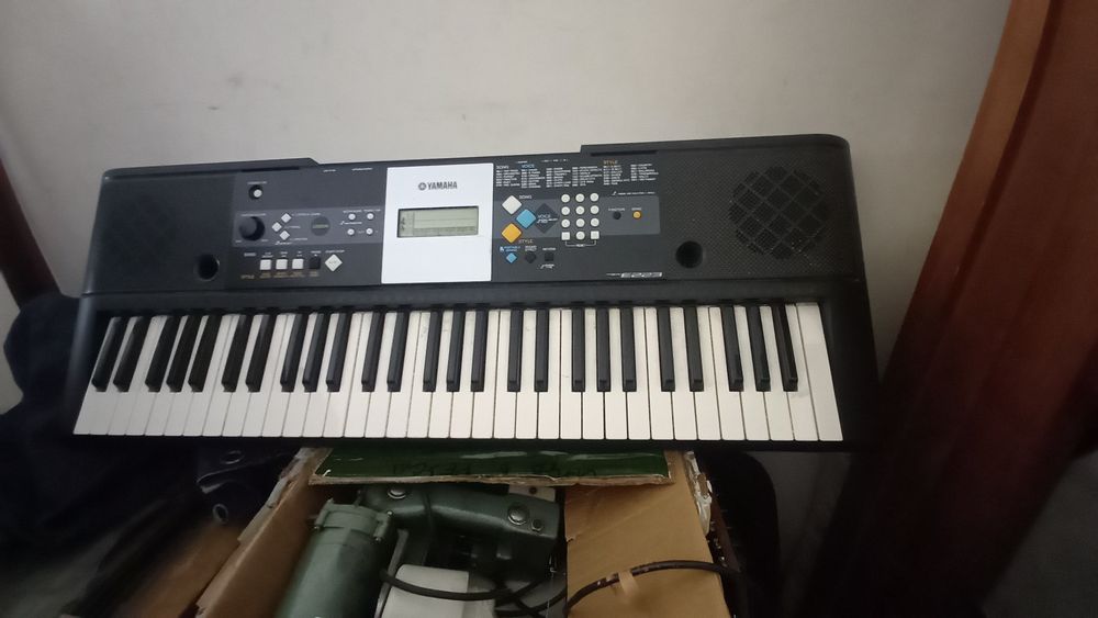Orgao Yamaha PSR-E223 com Suporte