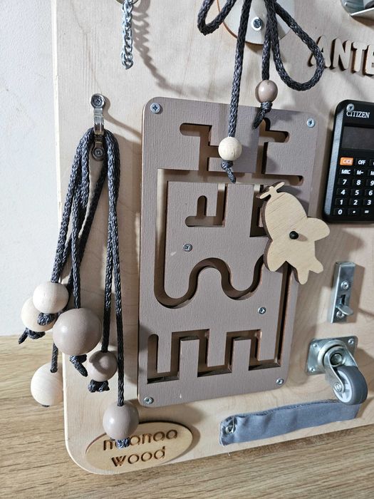 Tablica manipulacyjna edukacyjna Naanaa Wood z imieniem Antek