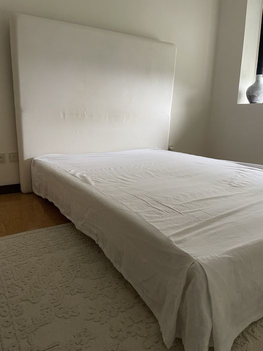 Cama com cabeceira em tecido