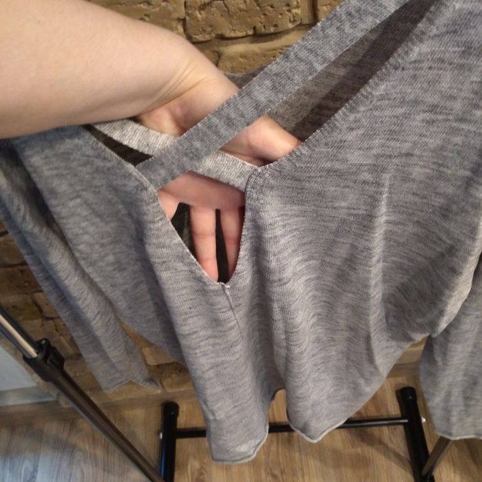 Sweter głęboki dekold