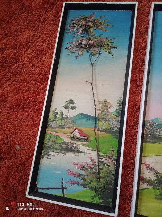 Coleção de três quadros muito antigos pintados a mão e com relevo.