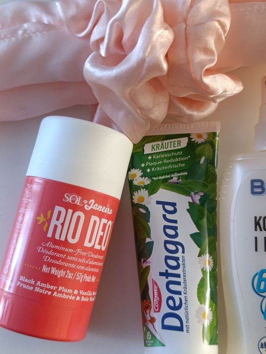 Віддам косметику та засоби для волосся.