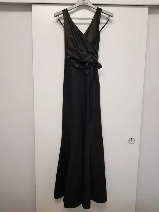 Czarna elegancka suknia