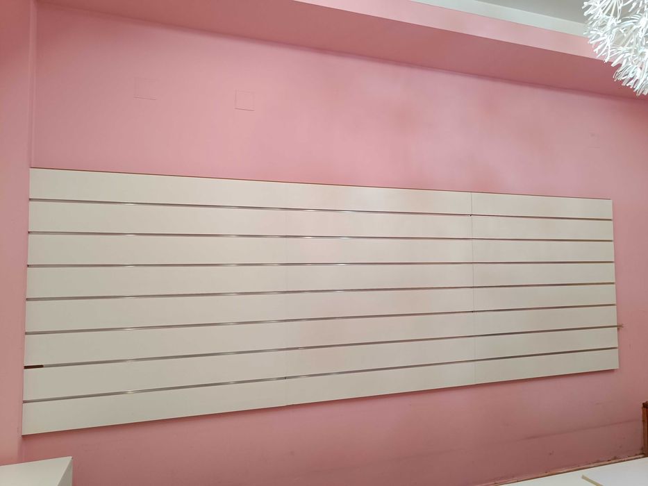 Painel canaletado com ganchos