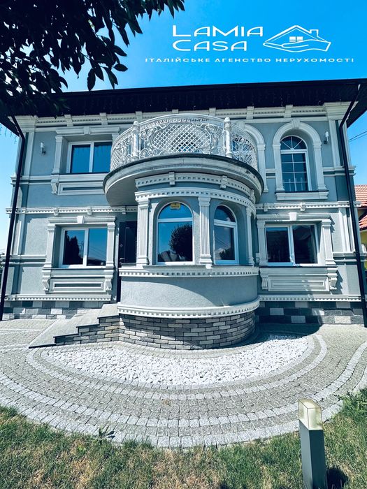 Продаж двох будинків на одной ділянці