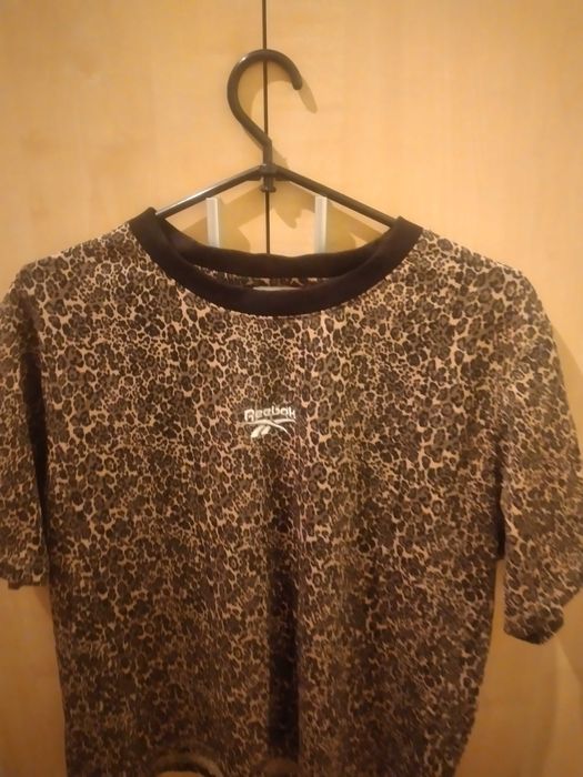 T-shirt w panterkę Reebok