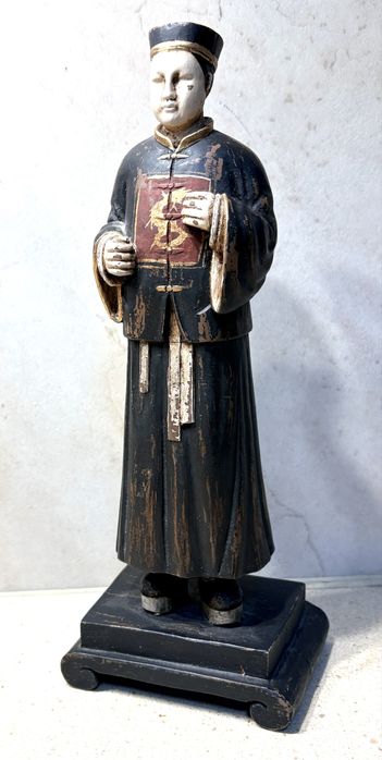 Escultura asiática /  chinesa em madeira entalhada e policromada