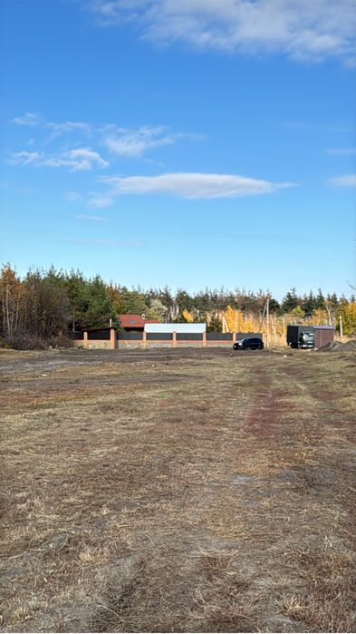 Продам ділянку біля лісу та озера.