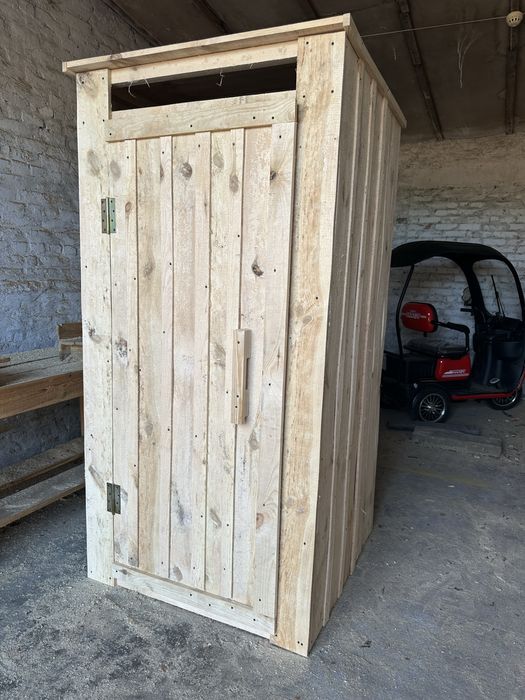 Деревʼяний туалет літній душ