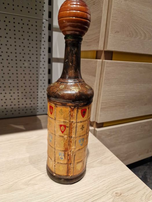 Zabytkowa karafka włoska w stylu herbowym, pokryta skórą