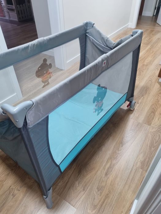 Vendo cadeira de bebê mais cama de viagem.